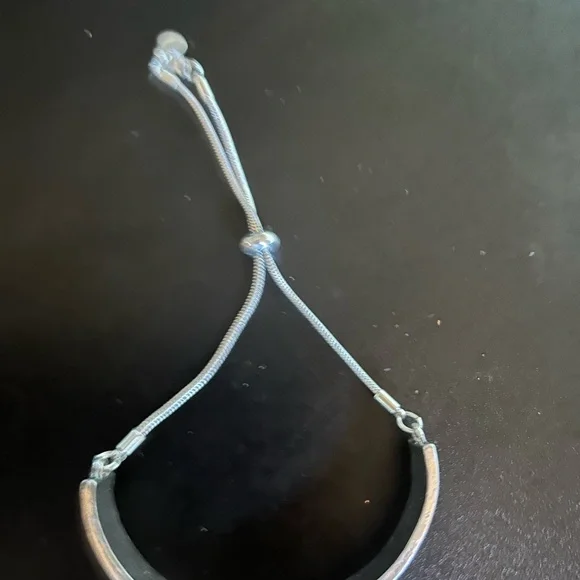 Patterned silver bangle bracelet - Picture 3 of 3